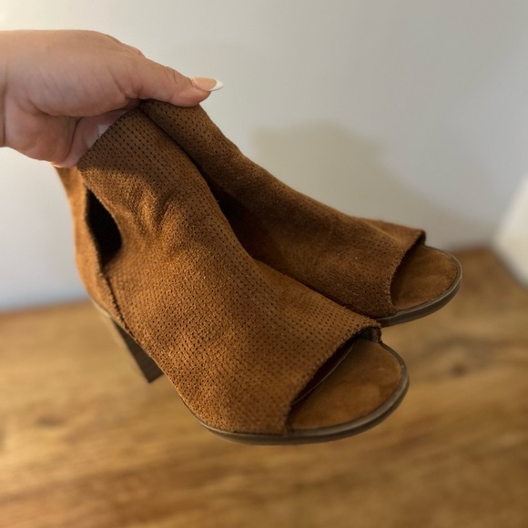 ‼️FINAL SALE MUST GO‼️✨GORGEOUS OPEN TOE BOOTIES✨ - Picture 5 of 7